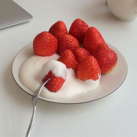 Cute Desserts, Mellow Yellow, Pretty Food, Cute Food, Aesthetic Food, Love Food, Strawberries, Yogurt, Food And Drink