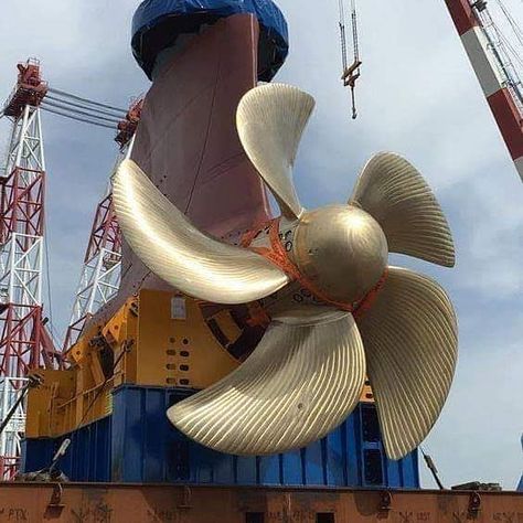 3,476 Me gusta, 7 comentarios - Technical beast (@technicalbeast.me) en Instagram: "Propeller of Ship Follow @technicalbeast.me Source: Unknown No copyright intended All credits to…" Biggest Cruise Ship, Tanker Ship, Boat Propellers, Harmony Of The Seas, Marine Engineering, Merchant Marine, Bigger Boat, Boats Luxury, Oil Rig