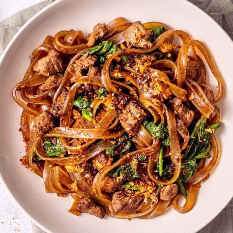 Pad See Ew - The Big Man's World ® Steak Pad Thai Recipe, Authentic Pad See Ew Recipe, Pad See Ew Recipe Chicken, Chicken Bulgogi Recipe, Pad See Ew Recipe, Iron Skillet Steak, Cast Iron Skillet Steak, Popular Thai Dishes, Keto Meatloaf