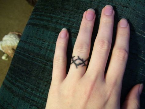 Crown Of Thorns Ring Tattoo, Thorn Ring Tattoo, Crown Of Thorns Finger Tattoo, Tattoo Crown Of Thorns, Thorn Finger Tattoo, Barbed Wire Finger Tattoo, Tattoo Crosses, Crown Of Thorns Ring, Tatoo Ring