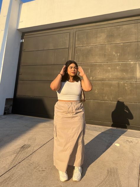 How To Style Half Sleeve Shirt, Long Cargo Skirt Outfit Plus Size, Long Cargo Skirt Outfit, Curvy Poses, Plus Size Summer Outfits Casual, Plus Size Long Skirts, Cargo Skirt Outfit, Chubby Style, Girls Long Skirts