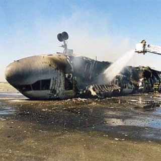 FedEx Express flight 14. Jul 30, 1997 - Newark, New Jersey, USA 🇺🇸 The McDonnell Douglas MD-11F was on an international cargo flight from Singapore to Newark (with stopovers in Penang, Taipei and Anchorage) carrying 3 passengers and 2 crew. Due to pilot error while landing on runway 22R at Newark Airport the aircraft bounced on touchdown and rolled to the right, the right landing gear and wing snapped and the plane rolled onto its back and burst into flames. All 5 aboard escaped via window. Pilot Humor, Mcdonnell Douglas Md 11, Aviation Accidents, Newark Liberty International Airport, Newark Airport, Funny Accidents, Accidents Happen, Vintage Aircraft, Fedex Express