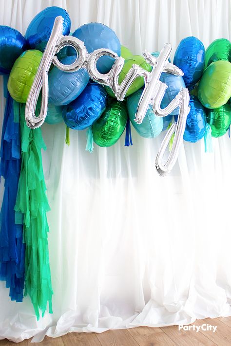 We're totally swooning over our new Mylar balloon garland. This trendy take on the classic balloon decoration really takes your party decorating to new heights! Party City Balloons, Trendy Party Decor, Christmas Balloon Decorations, Balloon Garland Diy, Garland Backdrops, Graduation Backdrop, Round Balloons, Diy Balloon, Green Balloon