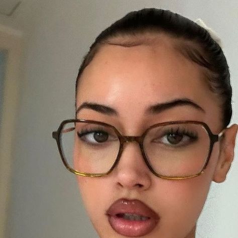 Cindy Kimberly Fan Page on Instagram: "🐈‍⬛" Glasses For Round Faces, Glasses Outfit, Glasses Frames Trendy, Glasses Inspiration, Chic Glasses, Big Glasses, Funky Glasses, Glasses Trends, Glasses Makeup