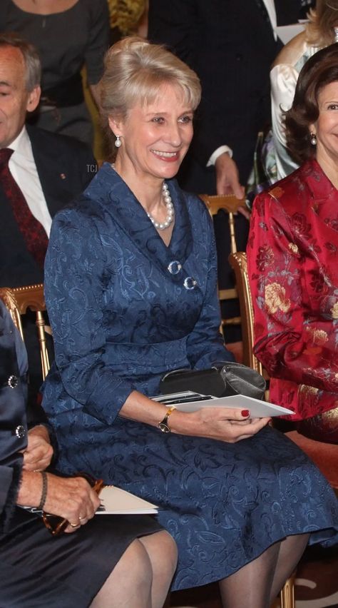 Blouse With Skirt, Duchess Of Gloucester, Style Midi Skirt, Crystal Circle, Printed Blouses, Fashion Romantic, Charles Ii, Style Royal, King George V