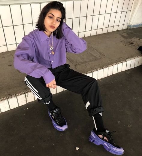 lila lila #strassenmodekultur #hypebae #baesmentapproved #basementapproved #pauseshots #paqpics Purple Fits, Fiesta Outfit, Purple Outfits, Instagram Outfits, Street Style Chic, Sport Fashion, Aesthetic Outfits, Black Outfit, 90s Fashion