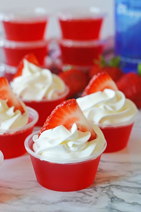 Strawberry Jello Shots with Whipped Cream Vodka French Kiss Shot Recipe, Vodka Jello Shots, Strawberry Margarita Jello Shots, Strawberry Jello Shots, Easy Jello Shots, Creamsicle Milkshake, Jello Shots Vodka, Cake Vodka, Jello Flavors