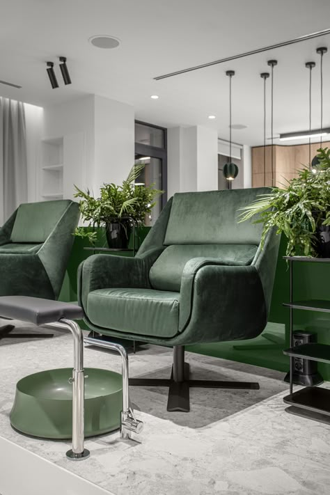 Green Salon Decor, Beauty Salon Green, Green Beauty Salon, Green Salon, Makeup Studio Decor, Hairdressing Chairs, Pedicure Station, Green Studio, Salon Suites Decor