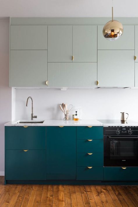 Inspiring Kitchens You Won't Believe are IKEA | Apartment Therapy / Dapur Ikea, Modern Konyhatervezés, Two Tone Kitchen Cabinets, Kitchen Ikea, Kabinet Dapur, Two Tone Kitchen, Cabinet Kitchen, Kitchen Cabinet Colors, Black Kitchen