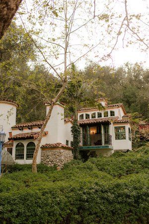 Ranchos Las Lomas is one of my favorite Southern California wedding venues. It's located in Orange County, California, and it's outdoor wedding spaces are picture-perfect. Click here to learn what I love most about it. #outdoorwedding #californiawedding Garden Wedding San Diego, Mission Wedding California, Spanish Style Wedding Venue California, Wedding Venues In Southern California, Estate Wedding Venues California, Unique California Wedding Venues, Small Wedding Venues Southern California, Airbnb Wedding Venues California, Wedding Venue Southern California