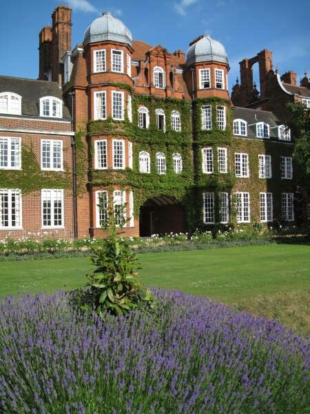 Newnham college Cambridge Town, Newnham College, Europe Building, Europe Buildings, Boarding School Aesthetic, Cambridge College, Cambridge Library, Dream University, College Wedding