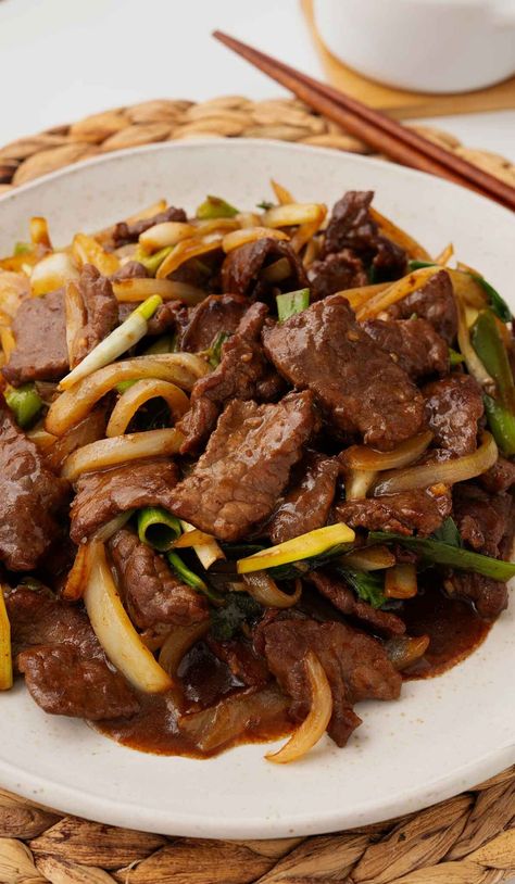 Beef and Onion Stir Fry - Khin's Kitchen Japanese Stir Fry, Beef And Onions, Sesame Beef, Chinese Beef, Steak Stir Fry, Fried Peppers, Steak And Onions, British Cooking, Crispy Beef