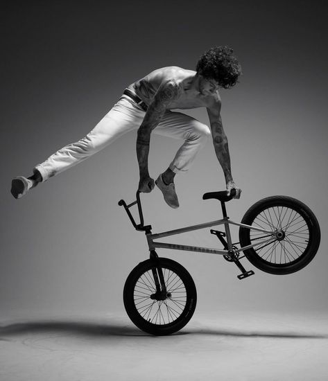 4,279 mentions J’aime, 32 commentaires - Mark Seliger (@markseliger) sur Instagram : "Talk about talent. A collaboration with @matthiasdandois. An incredible athlete & all around great…" Bmx Photoshoot, Bmx Cycles, Mark Seliger, E Bicycle, Action Pose, Photoshoot Studio, Senior Pictures Boys, Composition Photography, Studio Photoshoot