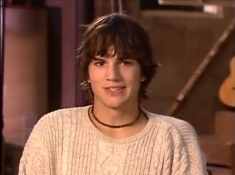 Ashton Kutcher That 70s Show, Ashton Kutcher Hair, 2000s Hairstyles Men, Fine Celebrity Men, Young Ashton Kutcher, 90s Mens Hair, Aston Kutcher, Michael Kelso, Sean Leonard