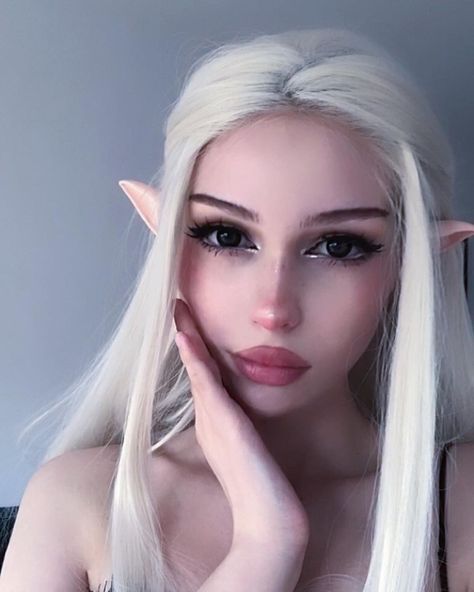 Elf aesthetic pretty girl white hair cosplay White Hair Halloween Costume Ideas, White Hair Costume Ideas, White Hair Halloween Costume, White Hair Halloween, White Elf Aesthetic, Cosplay White Hair, White Hair Cosplay, White Faerie, White Christmas Cosplay Costume