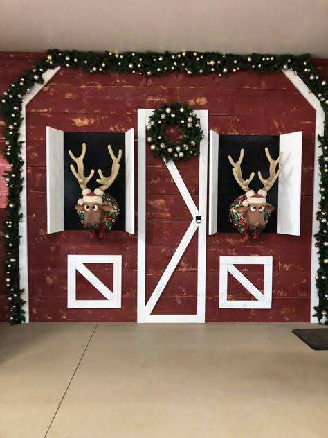 Reindeer Stable Door Decoration, Classroom Christmas Decorations, Company Christmas Party, Farm School, Barn Decor, Santa Letter, Christmas Classroom, Christmas Lettering, Christmas Door