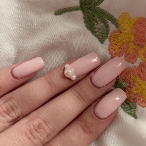 Pink Acrylic Nails With Pearls, Simple Pink Acrylic Nails, Acrylic Nails With Pearls, Pink Pearl Nails, Nails With Pearls, Ring Finger Nails, Finger Nails, Pearl Nails, Pink Acrylic