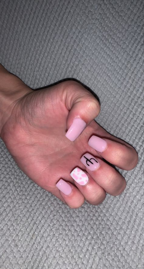 Western nails pink nails cow print nails cactus nails Pink Western Acrylic Nails, Light Pink Western Nails, Country Nails Design Pink, Pink Country Nails, Wallen Nails, Pink Cowgirl Nails Designs, Western Pink Nails, Western Valentine Nails, Morgan Wallen Nails