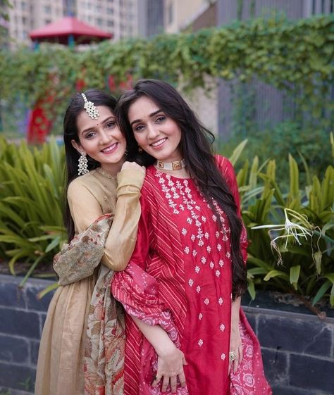 Best Friend Poses In Kurti, Kurti Poses With Friends, Sis Photoshoot, Kurti Poses, Sharma Sisters, Sisters Photography Poses, Sister Pic, Eid Photoshoot, Bestie Poses