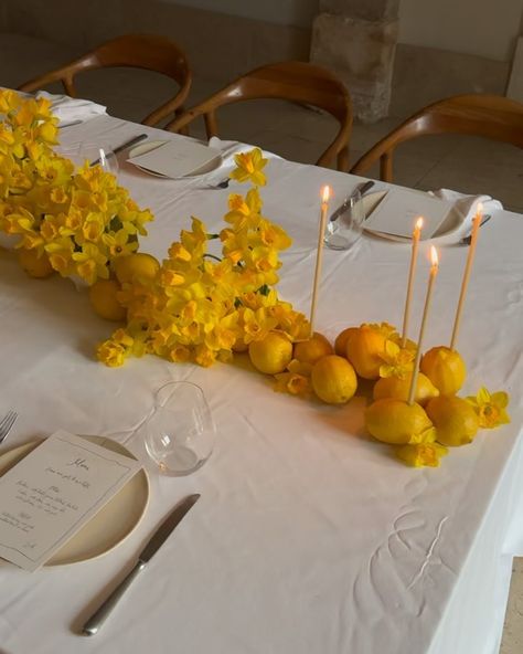 Oh, Maria Flores | Wedding Flowers in Portugal | Giving life some lemons 🍋 Photography @kristinpiteophoto Flowers @ohmariaflores Stationery @samanthacollingcreativestudio Dresses… | Instagram Yellow Tablecloth Wedding, Lemon Floral Arrangements, Yellow Dinner Party, Lemon Arrangements, Sunflower Tablescape, Lemon Wedding Decor, Lemon Display, Flower Table Setting, Table Setting Ideas Wedding