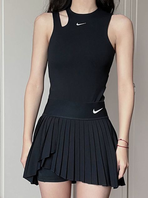 Nike Sport Outfit Women, Tennis Outfit Women Casual, Black Tennis Outfit, Nike Skirt Outfit, Nike Athleisure Outfits, Alo Outfit, Tennis Fashion Editorial, Tennis Uniforms, Slytherin Clothes