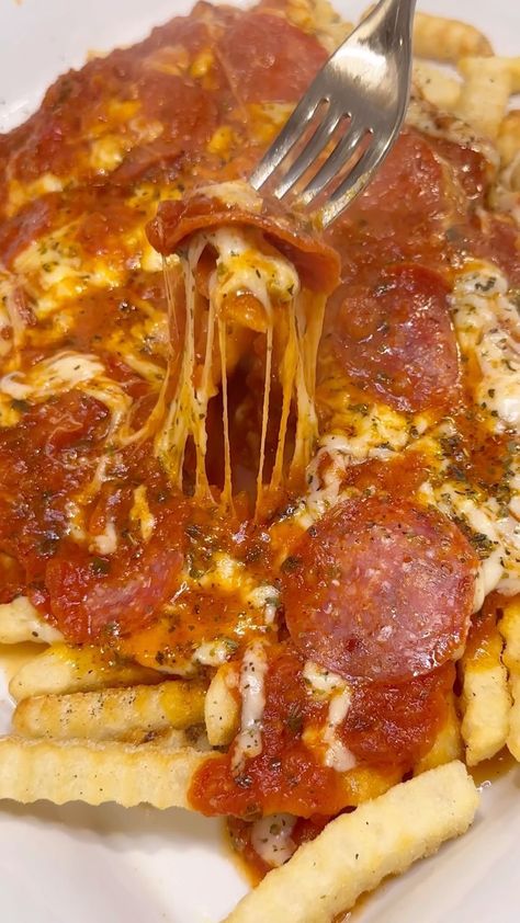 💜 Tara “T” Ippolito | 🍕 Comment “link” & I’ll send you the recipe/ tips & tricks for these Pepperoni Pizza Fries. So good & so messy 🙌🏼. . . #pizzafries #fries… | Instagram Fries Recipe Air Fryer, Pizza Fries, Steak Marinade, Beige Nails, Best Steak, Skirt Steak, Cooking On The Grill, January 12, Fresh Garlic