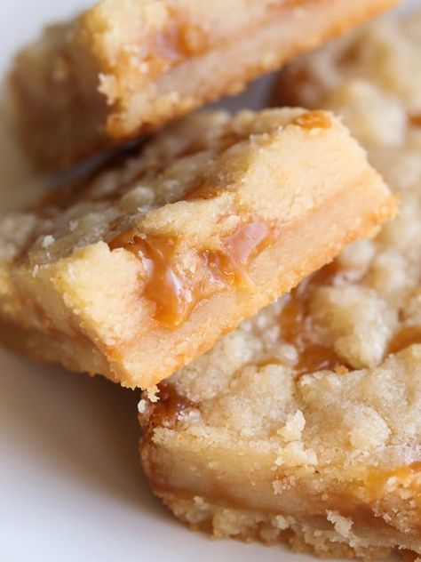 Salted Caramel Butter Bars | The BEST Cookie Bar recipe ever!! Salted Caramel Butter Bars, Caramel Butter Bars, Caramel Squares, Caramel Butter, Caramel Dessert Recipes, Fall Cookie Recipes, Cookie Contest, Crunch Bars, Caramel Desserts