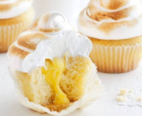 Receta para hacer #Cupcakes de limón con #merengue #recetasdecocina #recetasfáciles #recetassaludables #recetassanas #comida #food Lemon Meringue Cupcakes Recipe, Moist Cupcake Recipes, Lemon Meringue Cupcakes, Cream Filled Cupcakes, Meringue Cupcakes, Recipes List, Healthy Cupcakes, Kids Cooking Recipes, Salmon Patties