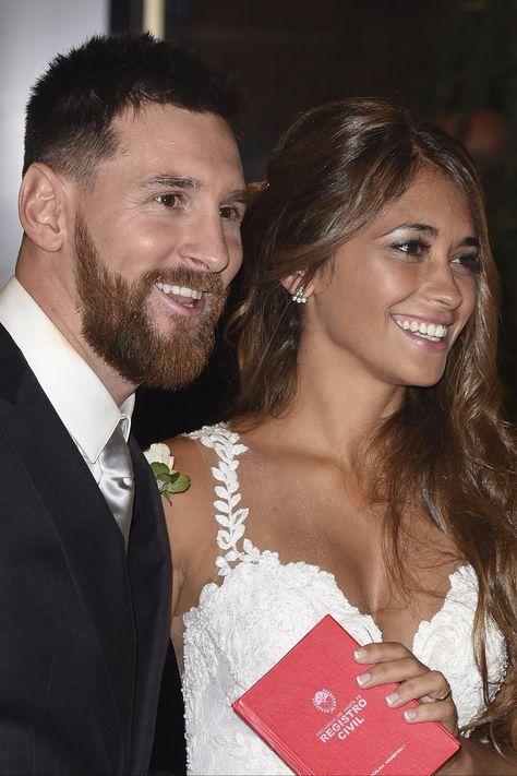 Messi Hairstyles For Wedding, Lionel Messi Haircut, Messy Bridal Hair, Messi Fcb, Messi And Wife, Sports Drawing, Latin Wedding, Aesthetic Sports, Antonella Roccuzzo