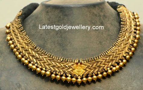 dull finish antique gold choker Latest Gold Jewellery Designs, Latest Jewellery Designs, Latest Gold Jewellery, Antique Gold Earrings, Pure Gold Jewellery, Antique Necklaces Design, Antique Gold Jewelry Indian, Antique Jewellery Designs, Gold Jewelry Simple Necklace