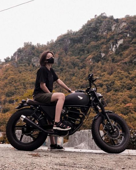 𝑹𝒆𝒔𝒏𝒂 on Instagram: "Hallo 2022 🖤🍂🌼" Female Motorcycle Riders, Bike Aesthetic, Motorcycle Aesthetic, Biker Aesthetic, Female Biker, Bike Photoshoot, Pretty Bike, Biker Love, Cafe Racer Bikes