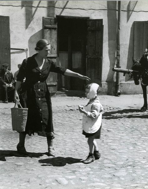 History in Photos: Roman Vishniac Roman Vishniac, People Studies, Reference People, Wandering Jew, Nice Photos, Jewish Culture, Jewish History, Jewish People, Jewish Art