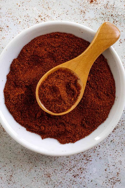 How to Make Chipotle Powder - Homemade Chipotle Powder Recipe Mexican Chili Powder Recipe, Chipotle Chili Powder Recipes, How To Make Chipotle Peppers, Dried Chipotle Pepper Recipes, Jalapeno Powder Recipes, Chipotle Powder Recipe, Chipotle Chili Recipe, Chili Powder Recipe, Homemade Chili Powder