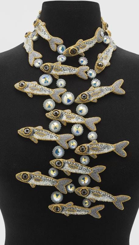 Mamma mia che pesca abbiamo fatto! Bijoux Art Nouveau, Fish Necklace, Silver Fish, Unusual Jewelry, A Necklace, New School, Ceramic Jewelry, Contemporary Jewelry, Animal Jewelry