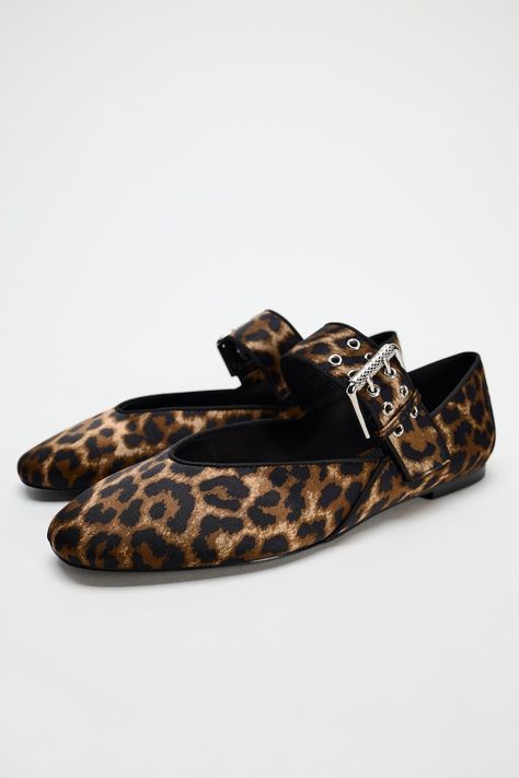 ANIMAL PRINT BALLET FLATS - Leopard | ZARA United States Leopard Ballet Flats, Leopard Print Ballet Flats, Zara Flats, Blazers Shoes, Pull Sweat, Shoe Gifts, Shoes Trainers, Ballerinas, Primavera Estate