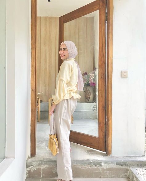 Pastel Hijab, Ideas For Ramadan, Ramadan Iftar Party, Cream Hijab, Party Hijab, Ramadan Iftar, Ootd Hijab Style, Iftar Party, Selfie Inspo