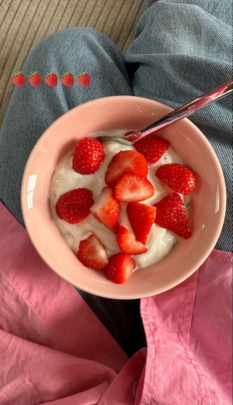 Strawberry Yoghurt, Brittany Spaniel, Healthy Food Dishes, Healthy Food Motivation, Healthy Lifestyle Food, Think Food, Men Classic, White Men, Pattern White