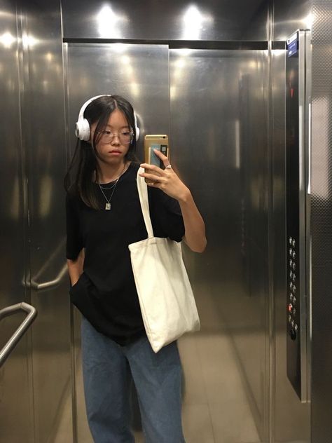 Headphone Outfit Ideas, Outfit Ideas Blue And Black, How To Wear Headphones Style, Black Outfit White Bag, Headphones Aesthetic Selfie, Head Phone Outfit, Outfits With White Headphones, Outfits With Black Headphones, Black T Shirt Jeans Outfit