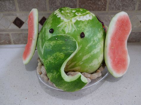 watermelon elephant | Elephant Watermelon | Flickr - Photo Sharing! Fruit Bowl Ideas, Baby Shower Fruit, Fruits Decoration, Fruit Creations, Bowl Ideas, Watermelon Art, Decorações Com Comidas, Watermelon Carving, Fruit Displays