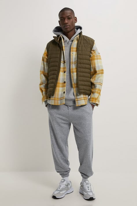 Puffer Vest Outfit Men, Casual Outfits Men Fall, Mens Street Style Urban, Vest Outfits Men, Mens Puffer Vest, Mens Fits, Autumn Trends, Skandinavian Fashion, Men's Street Style