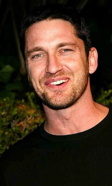 what A Absolutely Gorgeous Smile Gerard Butler  Has Actor Gerard Butler, Gerald Butler, Celebrities Quotes, Boy Celebrities, Education Humor, Gerard Butler, Liam Hemsworth, James Mcavoy, Male Actors