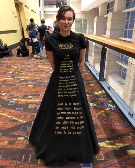 Star Wars opening crawl dress - Imgur Star Wars Opening, Star Wars Books, Jessica Nigri, Comic Con Cosplay, Star Wars Costumes, Dapper Day, Star Wars Party, Star Wars Fandom, Star Wars Humor