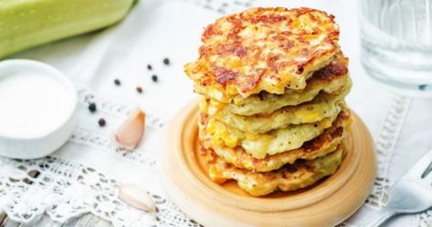 corn fritters Cheesy Hashbrown Recipe, Clam Fritters, Sopes Recipe, Vegetarian Patties, Corn Cakes Recipe, Dr Oz Recipes, Medifast Recipes, Summer Squash Recipes, Veggie Patties