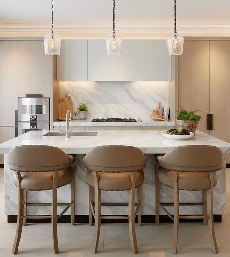 SOPHIE PATERSON on Instagram: “A fresh, bright and inviting kitchen we designed in house at our Kensington project. Love the combination of timber and lacquer on the…” Beige Kitchen Cabinets, Kensington Apartment, Sophie Paterson Interiors, Sophie Paterson, Beige Kitchen, Apartment Projects, Bright Kitchens, Stunning Kitchens, Favorite Kitchen