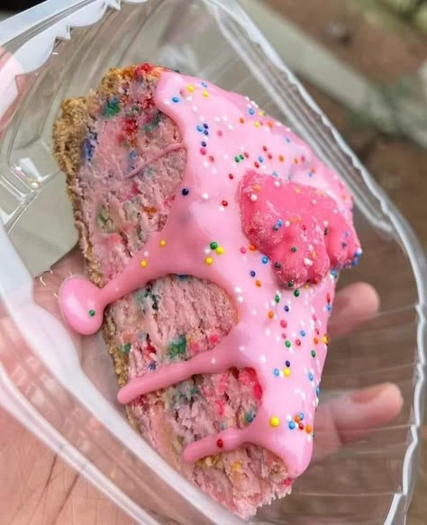 Animal Cookie Cheesecake, Healthy Junk Food, Cookie Cheesecake, Circus Animal Cookie, Animal Cookie, Colorful Food, Food Aesthetics, Junk Food Snacks, Yummy Comfort Food