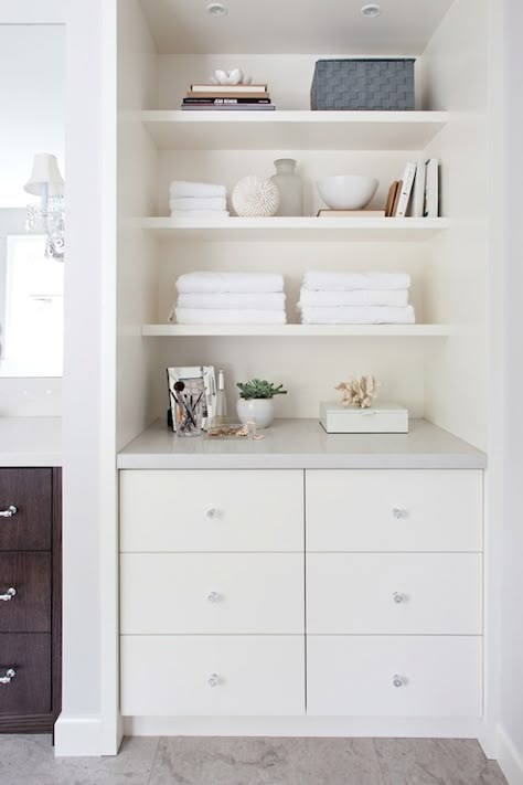 Beautifully styled bathroom nook featuring built-in drawers paired with nickel hardware topped with a gray counter. Bathroom Nook, Bathroom Built Ins, Bathroom Basket Storage, Linen Closet Organization, Bathroom Storage Shelves, Bathroom Closet, Room Shelves, Bathroom Storage Organization, Trendy Bathroom