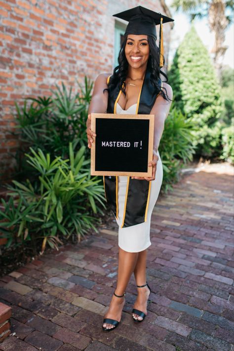 Graduate Masters Degree Photo, Mba Graduation Stole, Graduate School Cap Ideas, Masters Degree Graduation Aesthetic, Dresses For Masters Graduation, Graduation Party Ideas For Masters Degree, Graduation 2023 Aesthetic, Business Woman Graduation Photos, Phd Graduation Outfit Ideas