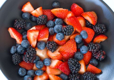 You Should Be Putting Berries In Vinegar As Soon As You Get Home–Here's Why Low Carb Protein Shakes, Brain Boosting Foods, Breakfast Party Foods, 17 Day Diet, Easy Dinner Casseroles, Fruit Parfait, Dietrich Bonhoeffer, Breakfast Party, Healthier Eating