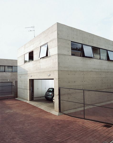 The shared service at the back of each unit allows for easy access to the garage and enabled Gregory to maximize unobstructed views at the front of each of the three structures. Space Castle, Concrete Garage, Cars Girls, Concrete Houses, Modern Garage, Concrete Home, Random Inspiration, Contemporary Style Homes, Concrete House