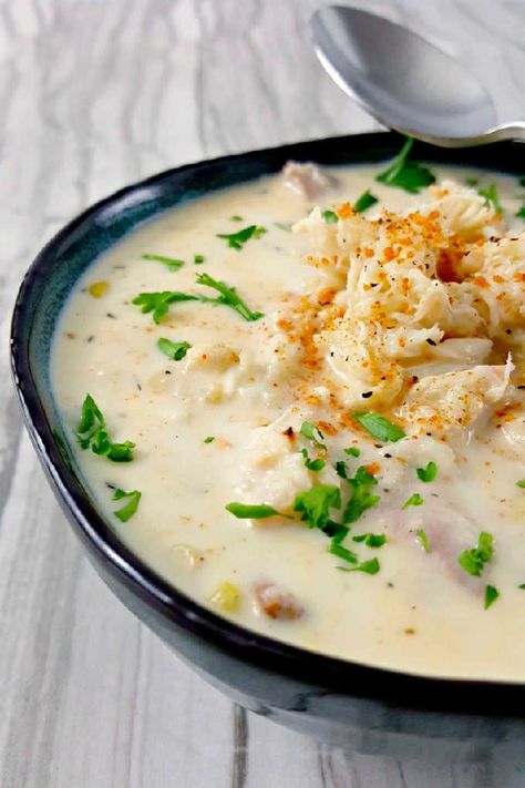 Bayou Crab Chowder sprinkled with Cajun seasoning in black bowl. Cajun Meals, Crab Chowder Recipes, Cajun Party, Crab Chowder, Cajun Spices, Dinner Choices, Cajun Dishes, Crab Soup, Chowder Soup